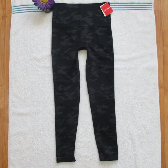 New SPANX Leggings Size Medium High Waisted Black Camo - Picture 4 of 9